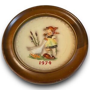 M.J. Hummel 4th Annual Plate 1974 Hum 267 w/ Wooden Frame